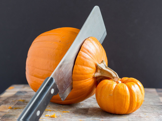 разрезанная тыква на столе.jpg